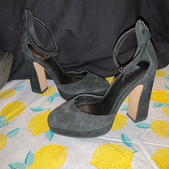 Heels - Picture 4 of 9